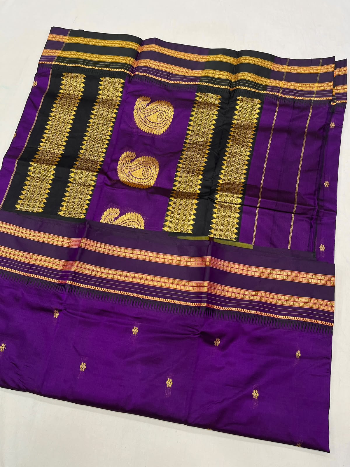 *Narayanpeth silk saree*
Running blouse 
Shoulder butti 
Pure silk
*Price: 6300/- + ship*