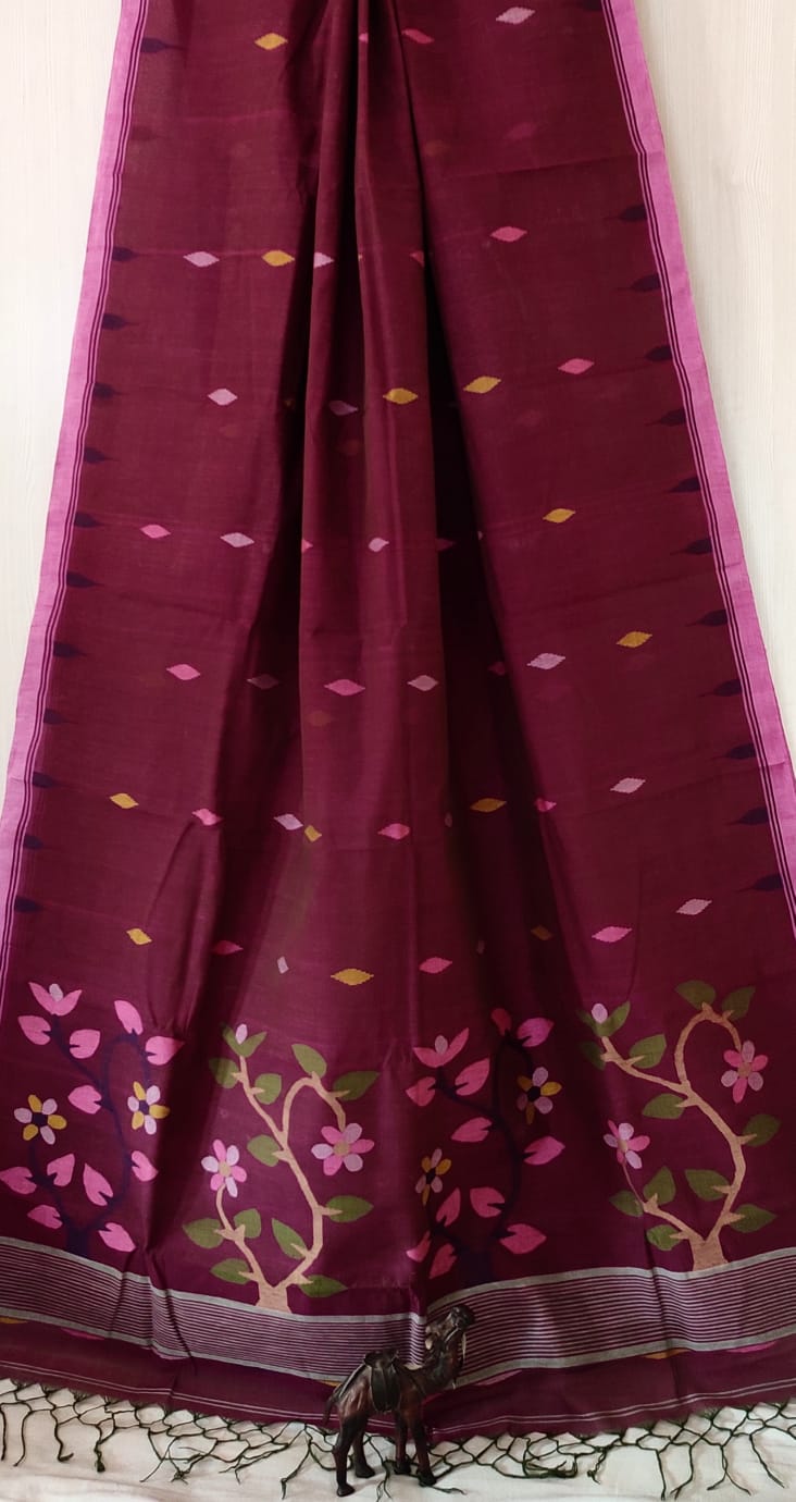 Very exclusive,Beautiful 100 Count pure 
Cotton by Cotton Hand Spoon jamdani 
with temple border with very 
elegant jamdani motif pallu
Without bp