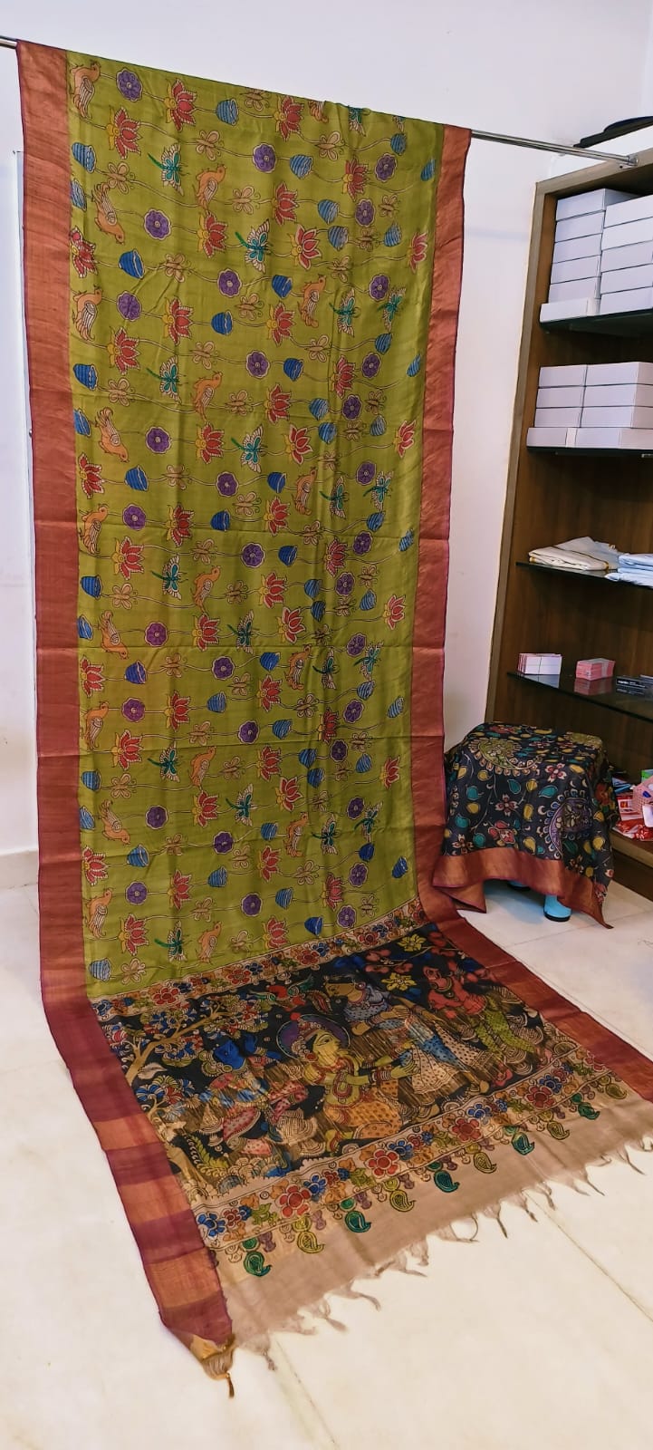 *Kalamkari on Tussar Silk*
*Pen kalamkari*
*Pure desi tusser silk and with hand painted sarees* 
*Length: 6.5 mtr*
*Width 45 inch*
