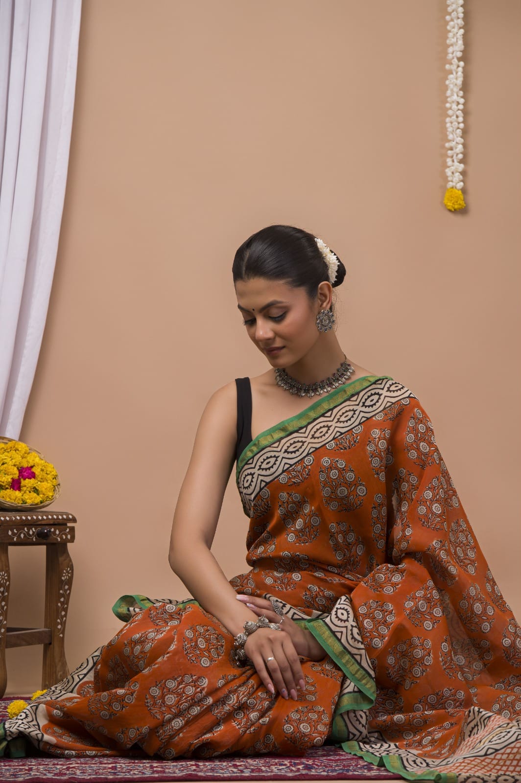 Chanderi silk sarees traditional collection
Hand block printed chanderi silk Sarees with blouse
Natural dye n color
Super quality:,fine fabric:,
Size- 6.5 