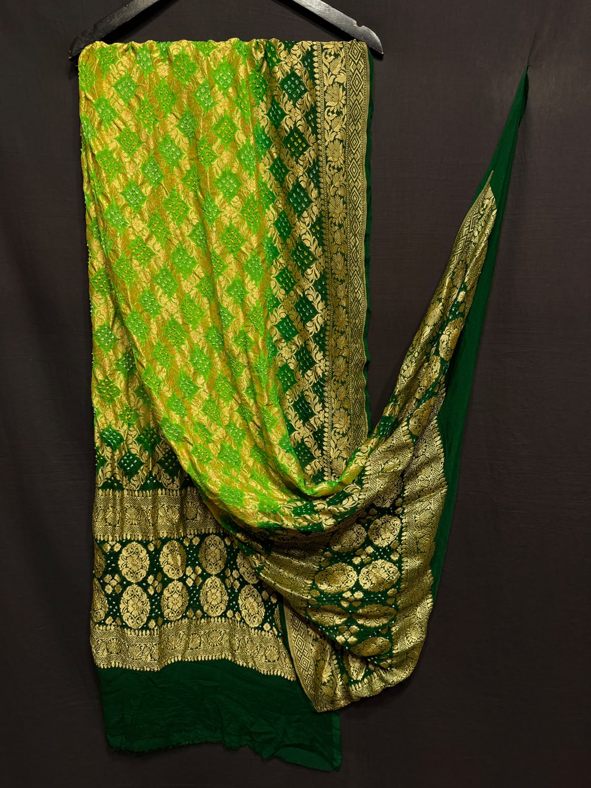 **Nim Zari Bandhej Dupatta**
- **Fabric:** handwoven Georgette
- **Design:** Beautiful Bandhej, Real Nimzari
- **Quality:** Best quality & colour 
- ** colour:** pastel & Dark
**Description:**
- **Length:** 2.50 meters, full length
- **Use:** Dress & Lehenga Choli Dupatta