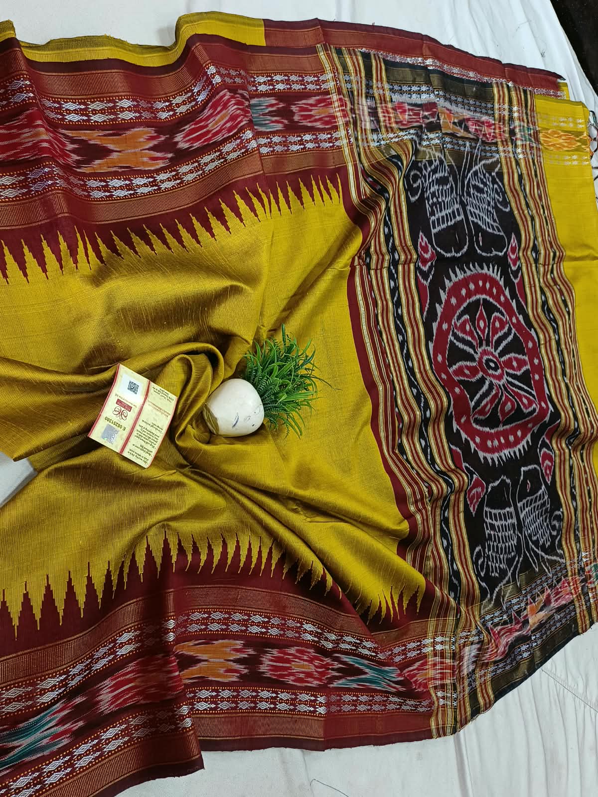 *Pure raw silk handloom Ikkat and vidarbha temple border saree with contrast blouse*
Pure raw silk saree
Silk mark certified
Handloom made
Best quality