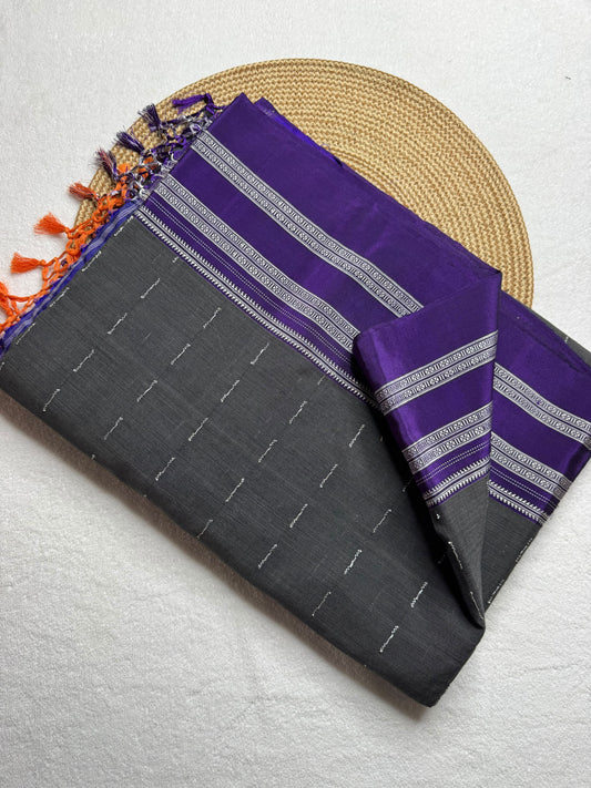 Cotton saree Chikki paras
Material - cotton by cotton 
Border - Chikki  border 
Saree Name - Ilkal cotton Chikki  sarees
Pallu - silk pallu 
Blouse -running
Handloom -yes
Saree length- 6.2
