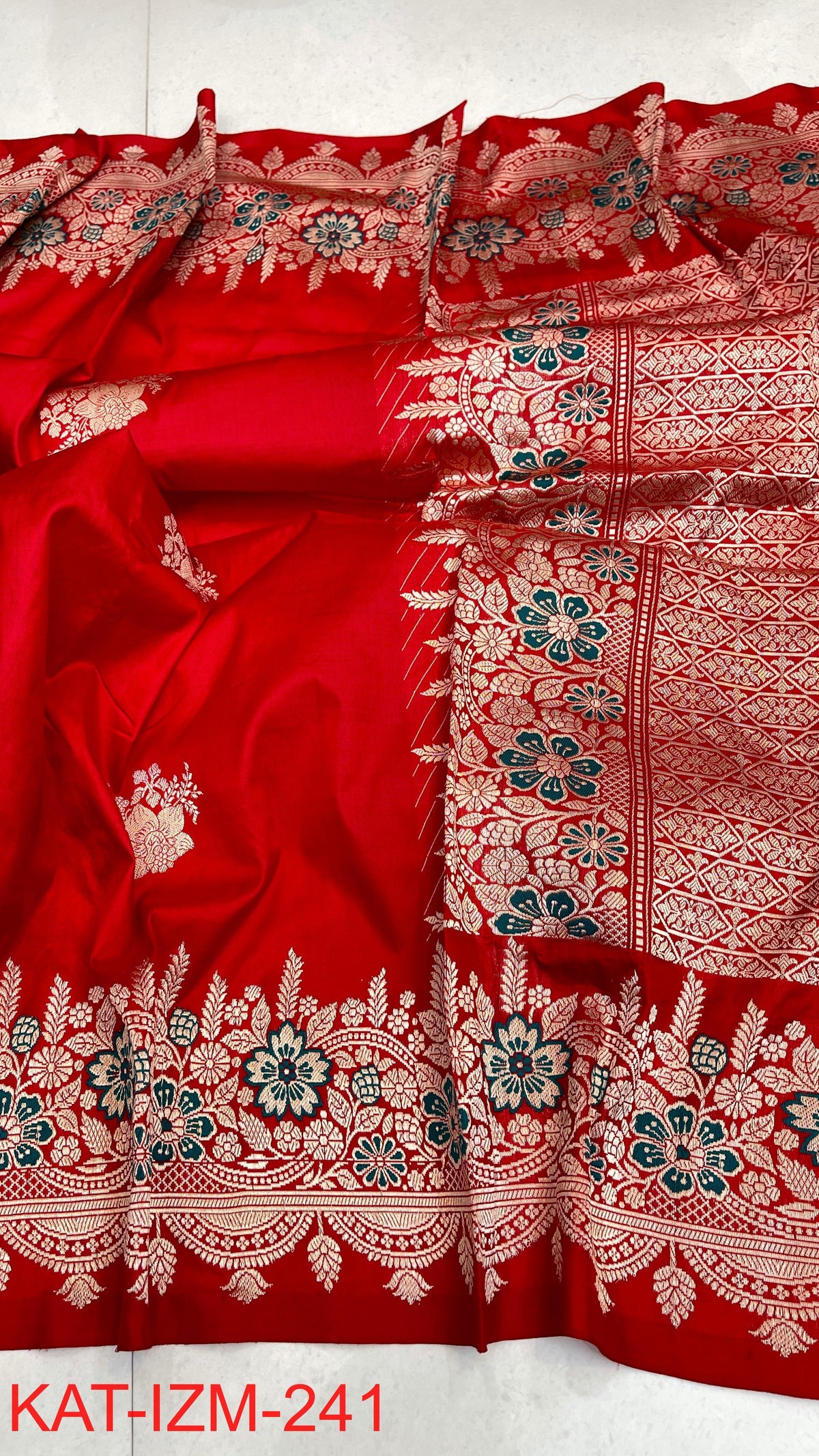 
Pure Handloom banarasi KATAN **Checks +Meenakari* SAREE
*KATAN Checks + Meenakari*
Silk Sarees with antique Jari 
*Rich Pallu
*  Blouse with Border
* Smooth & Soft Fabric