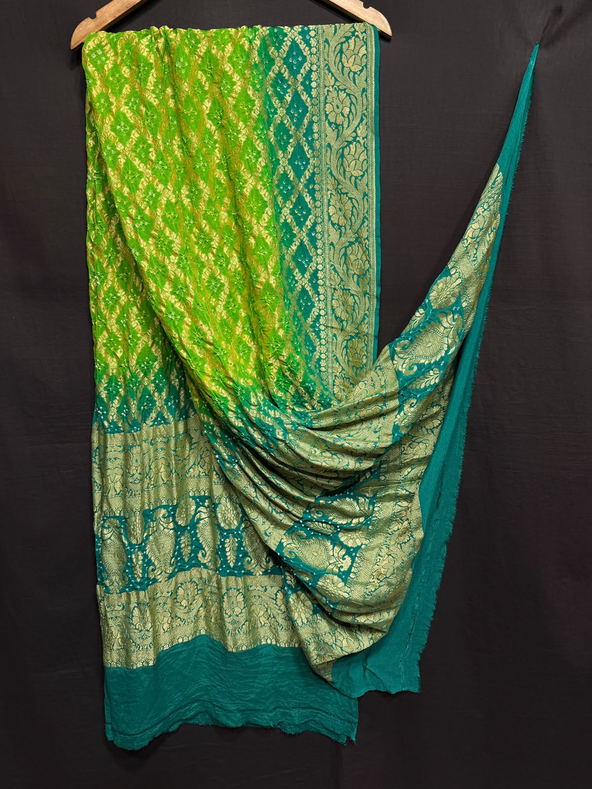 **Nim Zari Bandhej Dupatta**
- **Fabric:** handwoven Georgette
- **Design:** Beautiful Bandhej, Real Nimzari
- **Quality:** Best quality & colour 
- ** colour:** pastel & Dark
**Description:**
- **Length:** 2.50 meters, full length
- **Use:** Dress & Lehenga Choli Dupatta