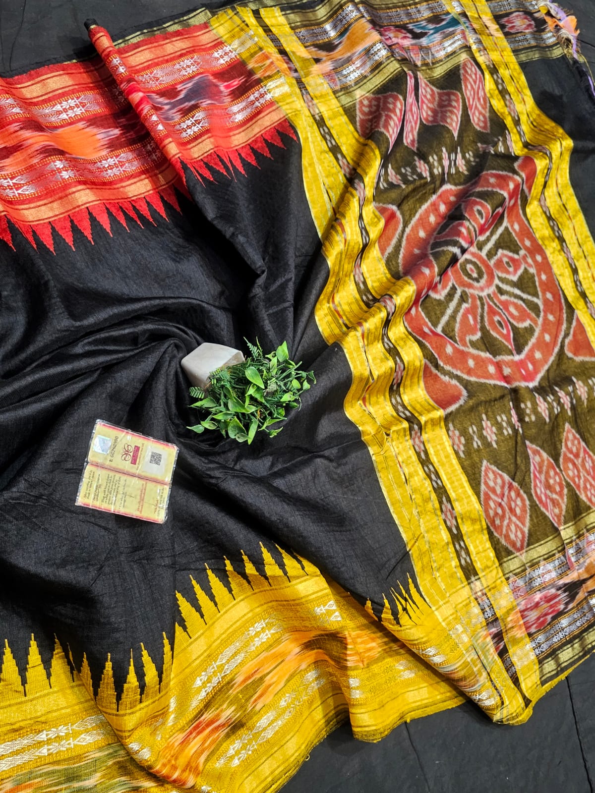 High demanding design 
*Pure Raw silk Handlloom ikkat and vidarbha (karvati kinar) temple border saree or ikkat pallu with contrast blouse*
silkmark certified
