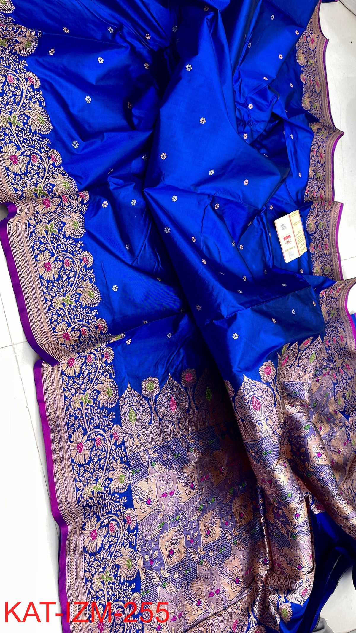 
Pure Handloom banarasi KATAN **Checks +Meenakari* SAREE
*KATAN Checks + Meenakari*
Silk Sarees with antique Jari 
*Rich Pallu
*  Blouse with Border
* Smooth & Soft Fabric