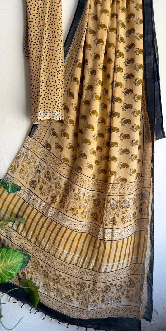 👌🏻Linen collection 👌🏻
.... *Hand* block printed linen saree with blouse.....
Size 6.5 with blouse
Natural dye n colour
 
Pure hand ( without screen print ) 