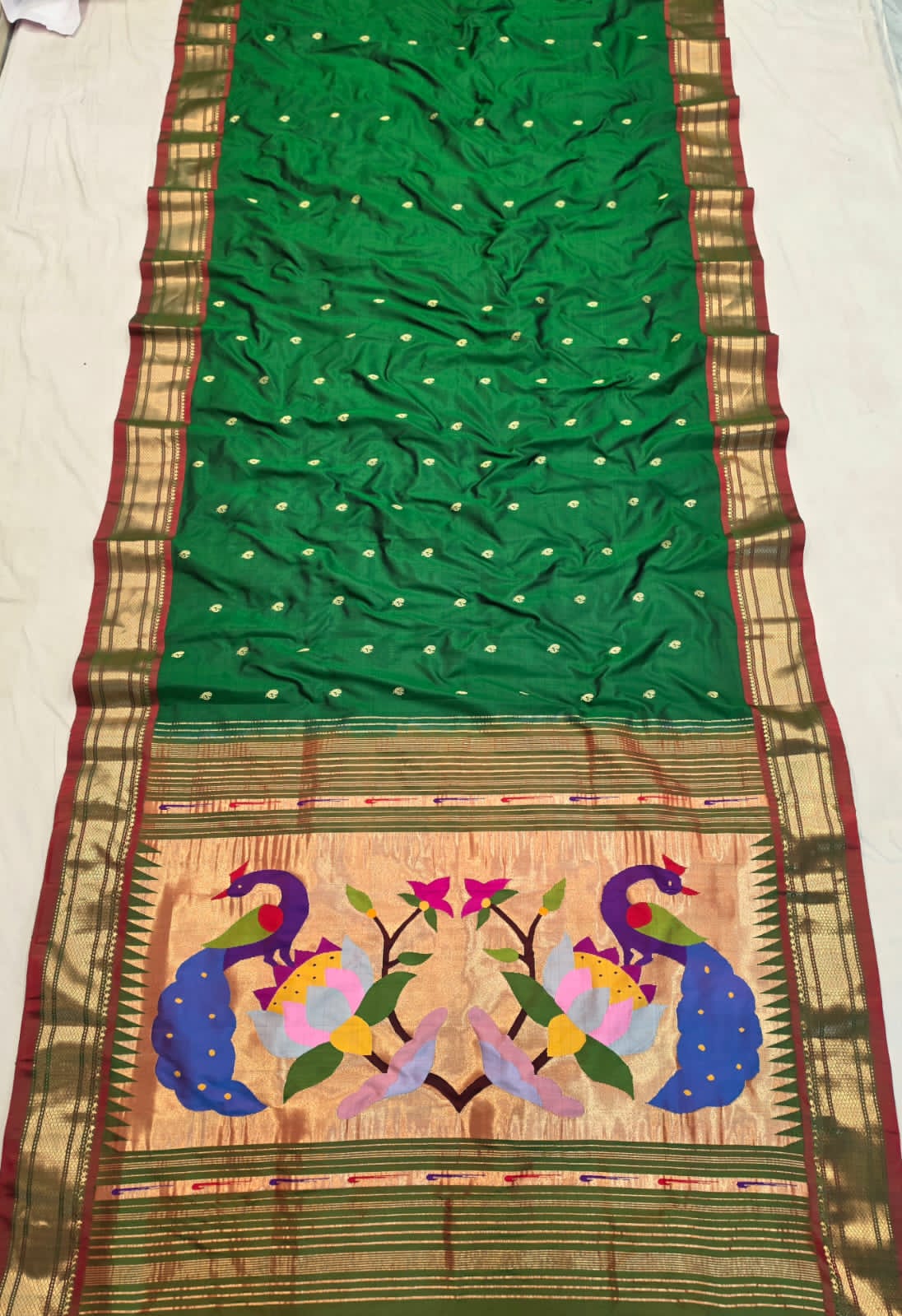 *Yeola Paithani*
Pure Silk 
Fancy pallu 
💯 Handwoven 
Silkmark Certified 
Shoulder Buttis 
Quality Weaving 👌🏼 
With Running Blouse 
