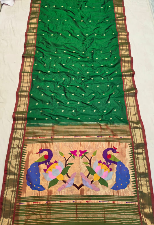 *Yeola Paithani*
Pure Silk 
Fancy pallu 
💯 Handwoven 
Silkmark Certified 
Shoulder Buttis 
Quality Weaving 👌🏼 
With Running Blouse 
