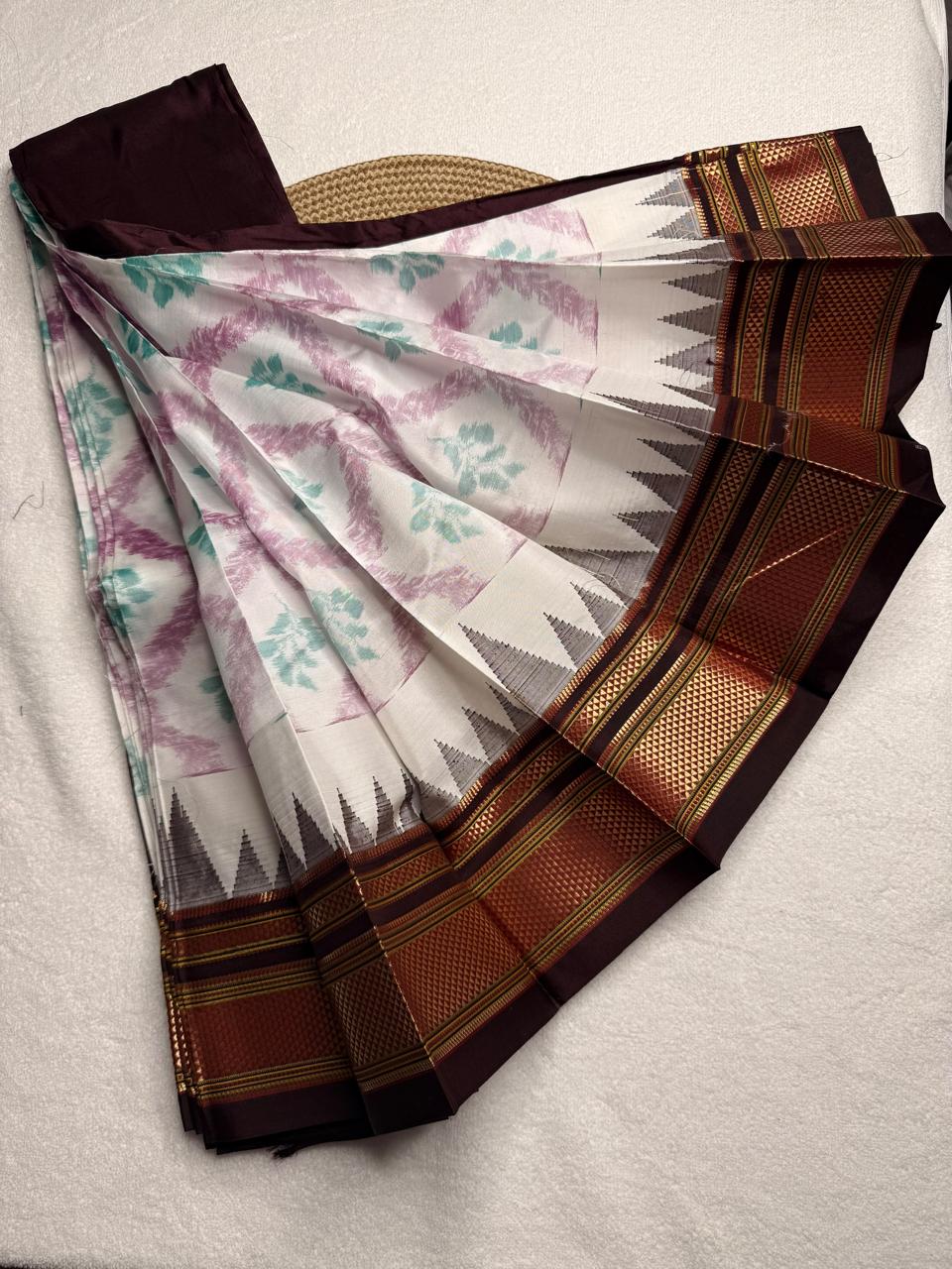Material - pure silk 
Border - chikki paras
Saree Name -ilkal pure silk horizontal and also vertical stripes jari with temple border saree
Pallu -silk pallu
Blouse -contrast
Handloom -yes
Saree length- 6.2