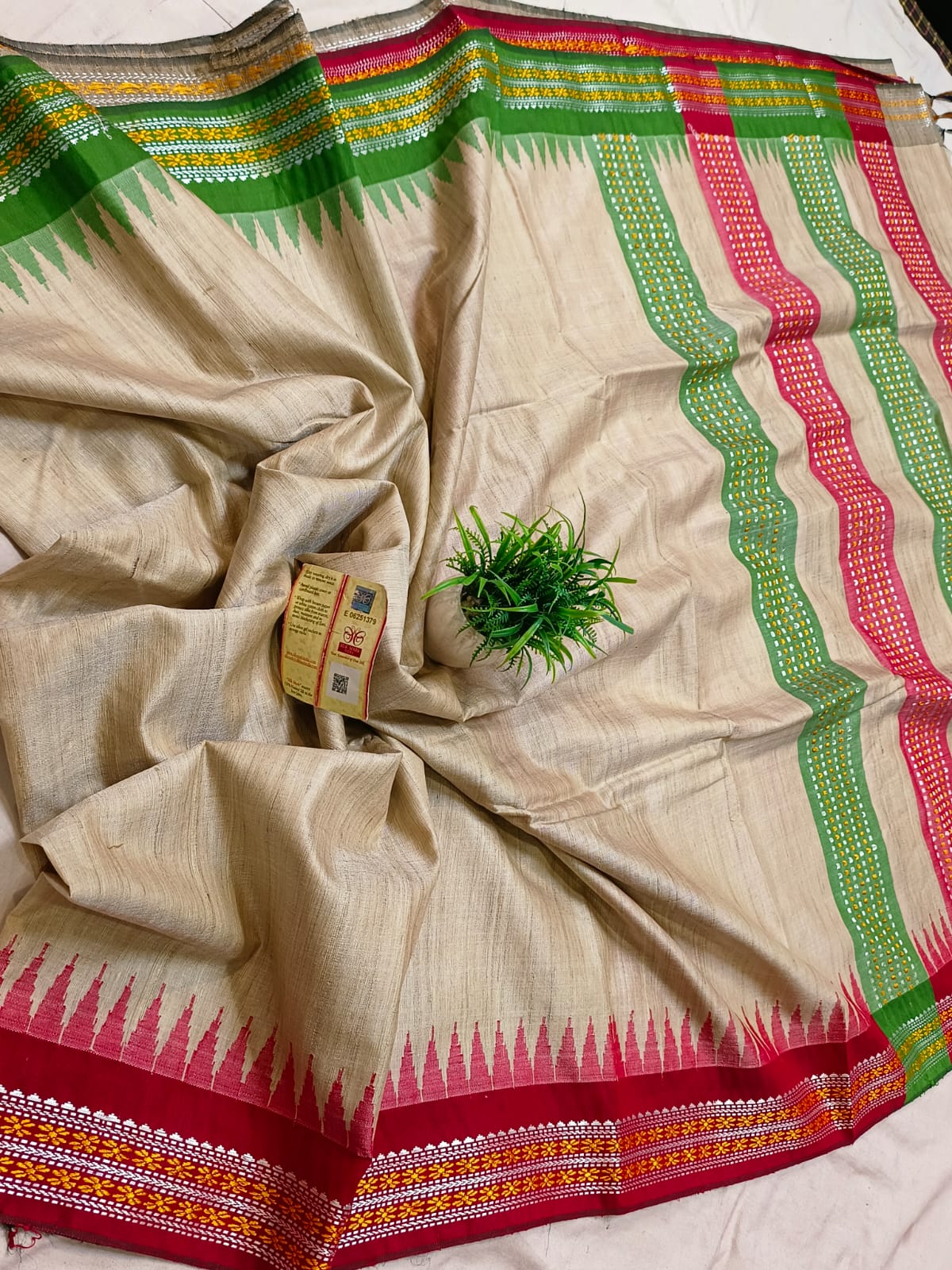 *100% pure tussar handloom vidarbha temple border saree with contrast blouse*
Pure tussar saree
Handloom weaved 
Best quality 
