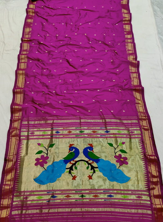 *Yeola Paithani*
Pure Silk 
Fancy pallu 
💯 Handwoven 
Silkmark Certified 
Shoulder Buttis 
Quality Weaving 👌🏼 
With Running Blouse 
