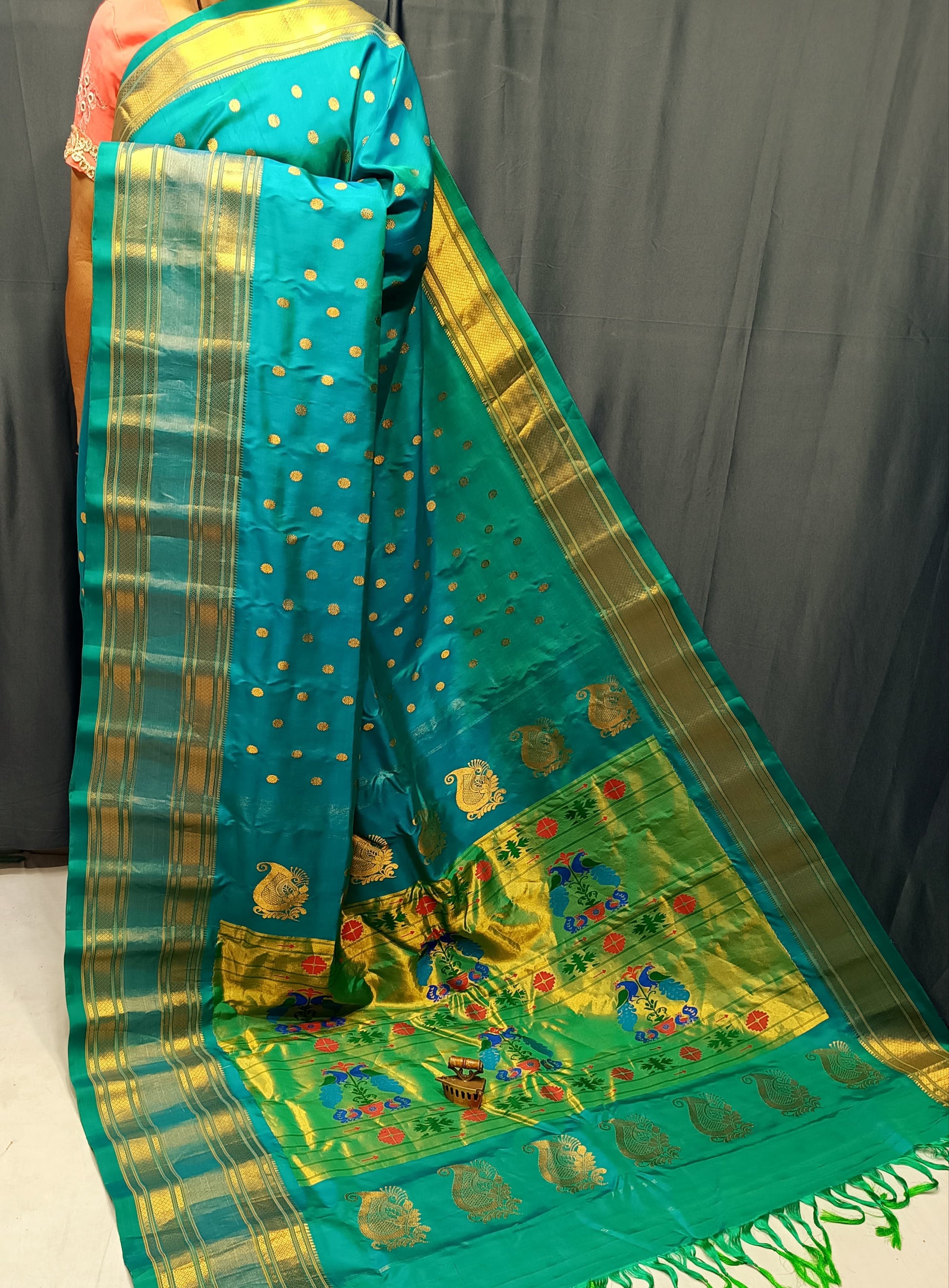 Swamini Maharani Kalanjali Paithani. 
Handmade Saree 
Pure  Silk  Material
Maharani  Pallu
All Over Butta 
Self Blouse.
Soft  Wear