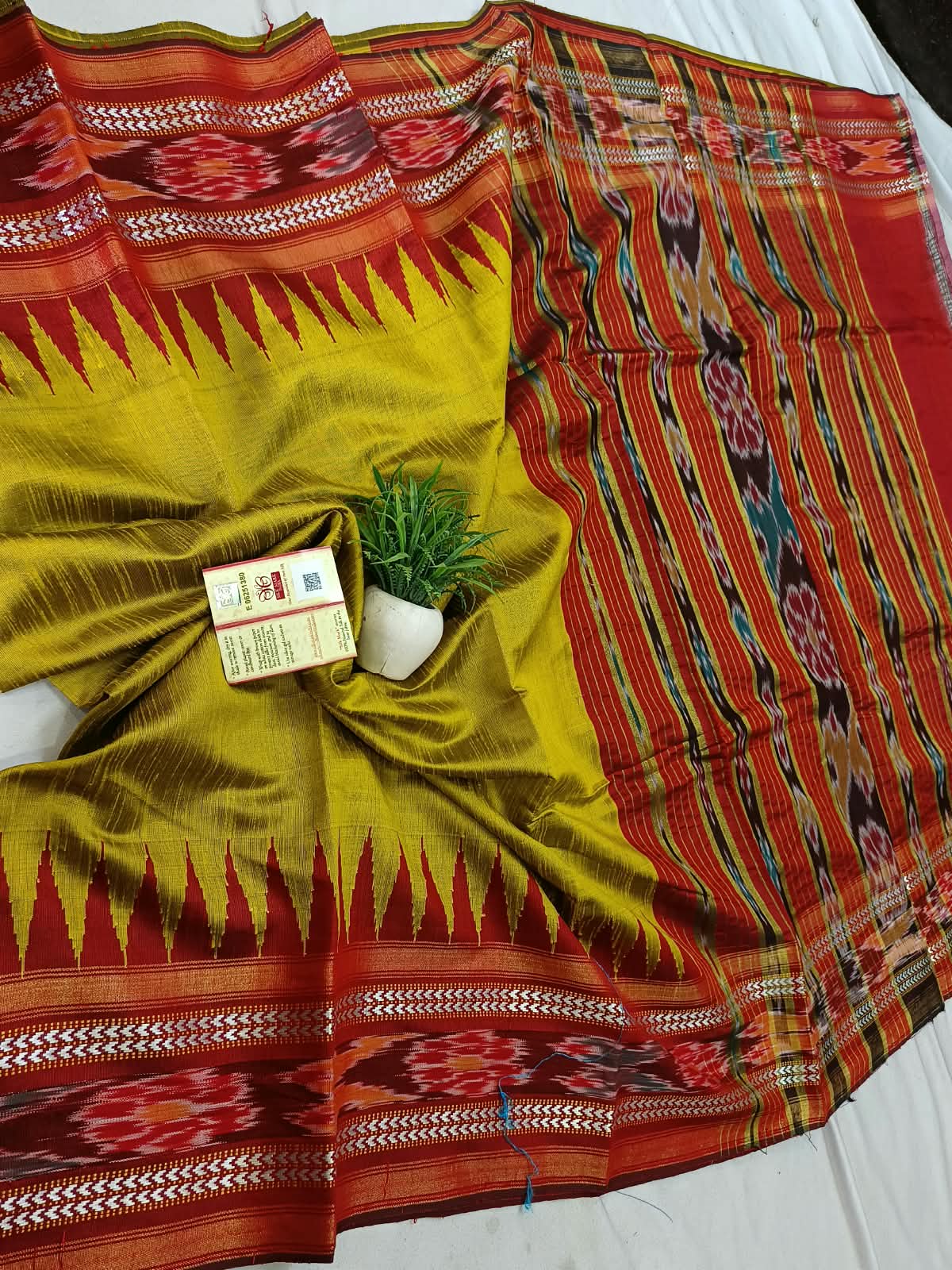 *Pure raw silk handloom Ikkat and vidarbha temple border saree with contrast blouse*
Pure raw silk saree
Silk mark certified
Handloom made
Best quality