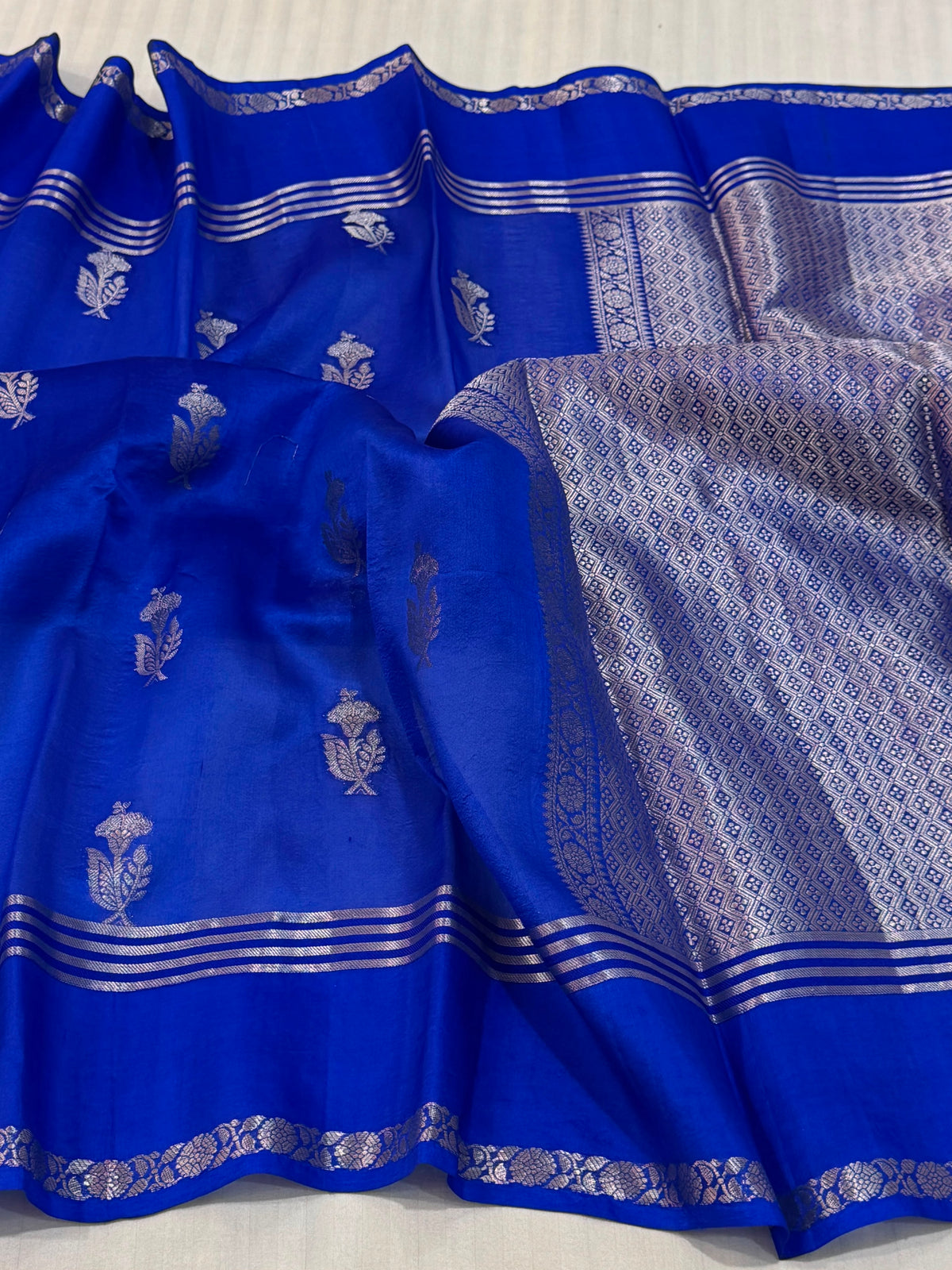 Exclusive Pure Katan Silk Handloom Saree
All-Over Alfi Boota | Kaduwa Border | Pista Zari Work
Rich Pallu | Running Blouse | Silk Mark Certified
Lightweight, Smooth & Soft