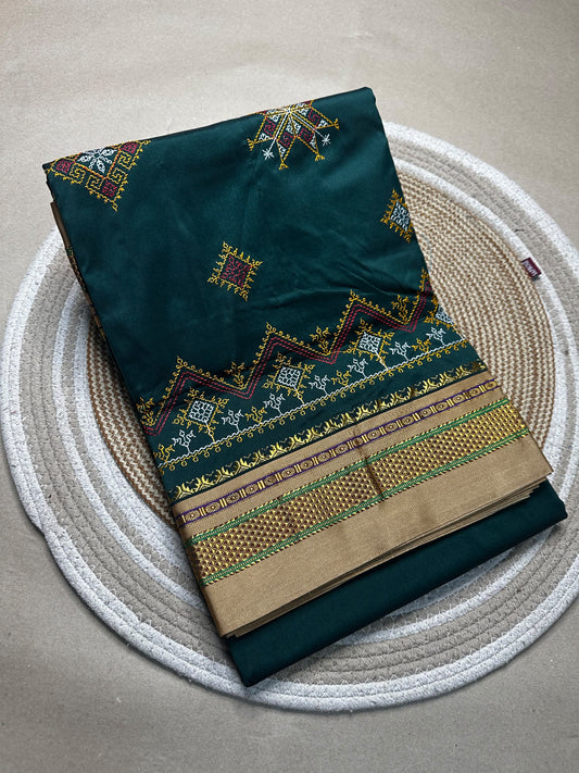 Material - shiny Maserised blended blended silk
Border - chikki paras
Saree Name -ilkal special kasuti saree
Pallu -patti pallu
Blouse -running 
Handloom -no
Saree length- 6.2