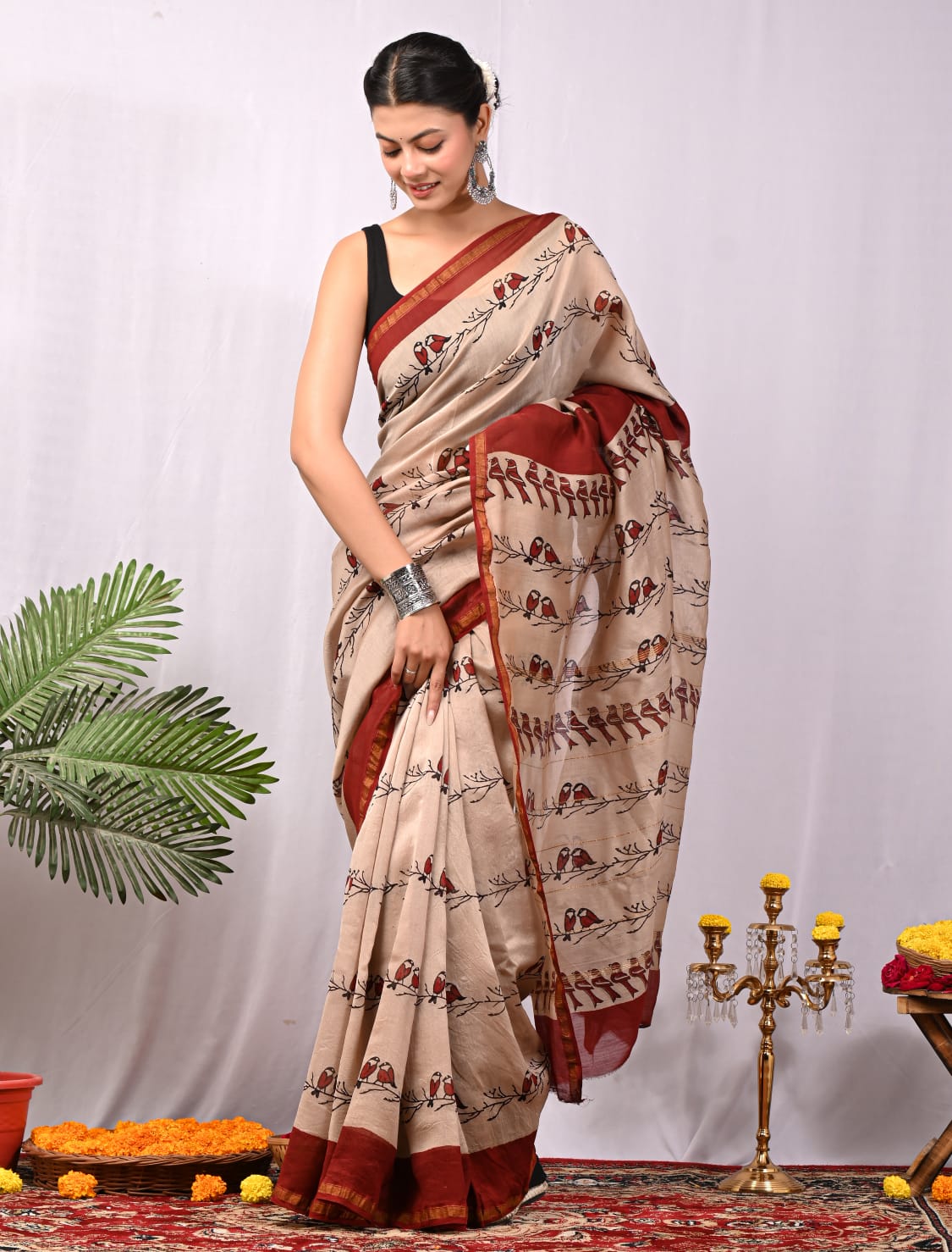 Chanderi silk sarees traditional collection
Hand block printed chanderi silk Sarees with blouse
Natural dye n color
Super quality:,fine fabric:,
Size- 6.5 