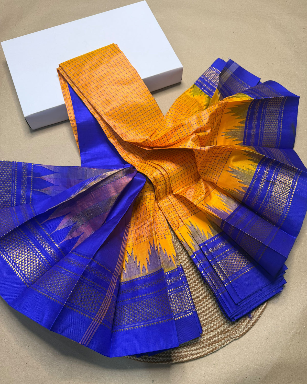 Material - pure silk 
Border - chikki paras
Saree Name -ilkal pure silk small kaddi checks with small temple border saree
Pallu -multi tope silk pallu
Blouse -contrast
Handloom -yes
Saree length- 6.2