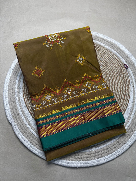 Material - shiny Maserised blended blended silk
Border - chikki paras
Saree Name -ilkal special kasuti saree
Pallu -patti pallu
Blouse -running 
Handloom -no
Saree length- 6.2