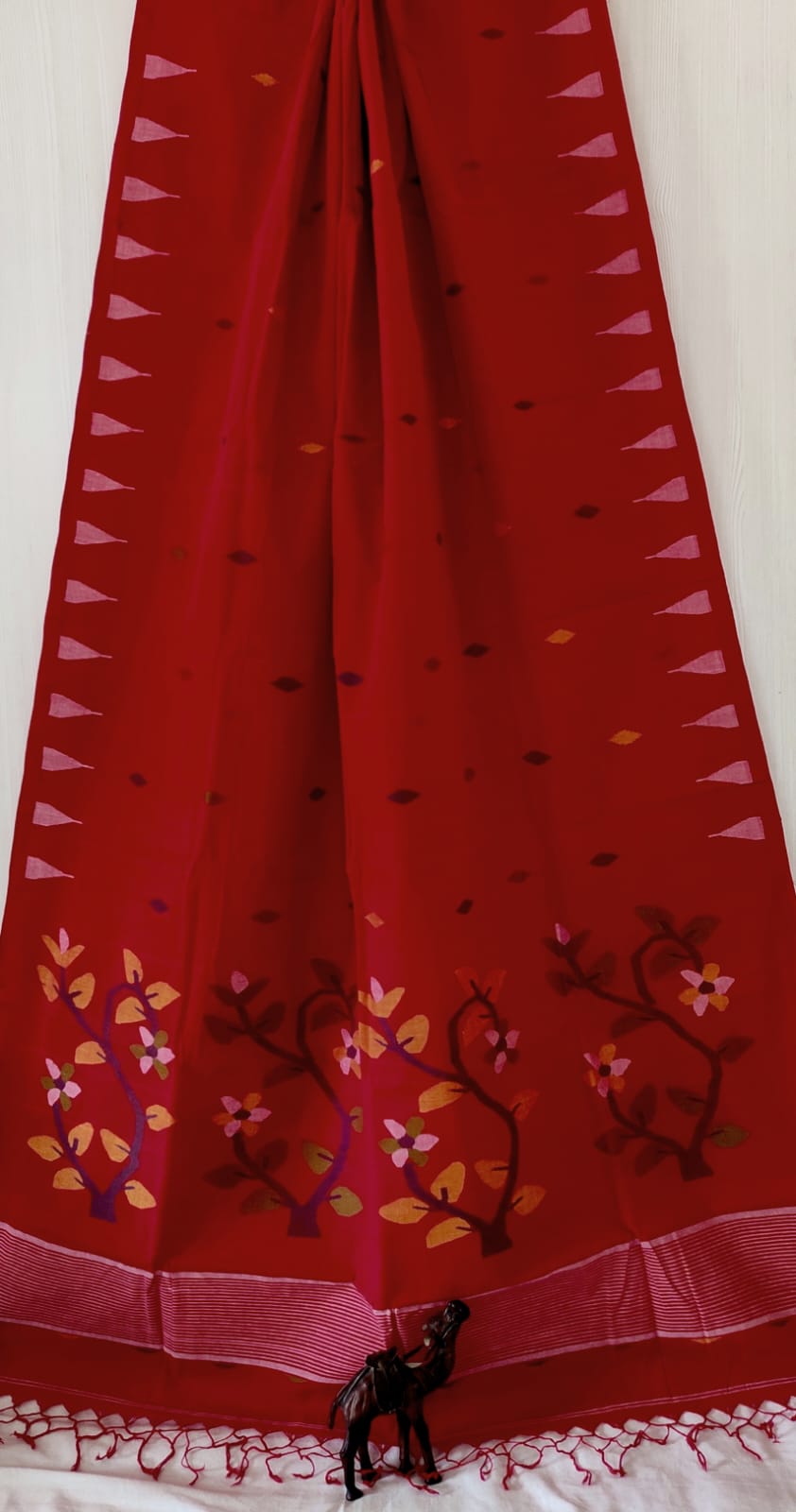 Very exclusive,Beautiful 100 Count pure 
Cotton by Cotton Hand Spoon jamdani 
with temple border with very 
elegant jamdani motif pallu
Without bp