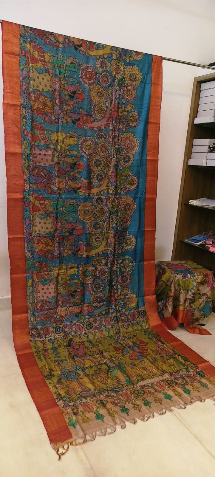 *Kalamkari on Tussar Silk*
*Pen kalamkari*
*Pure desi tusser silk and with hand painted sarees* 
*Length: 6.5 mtr*
*Width 45 inch*