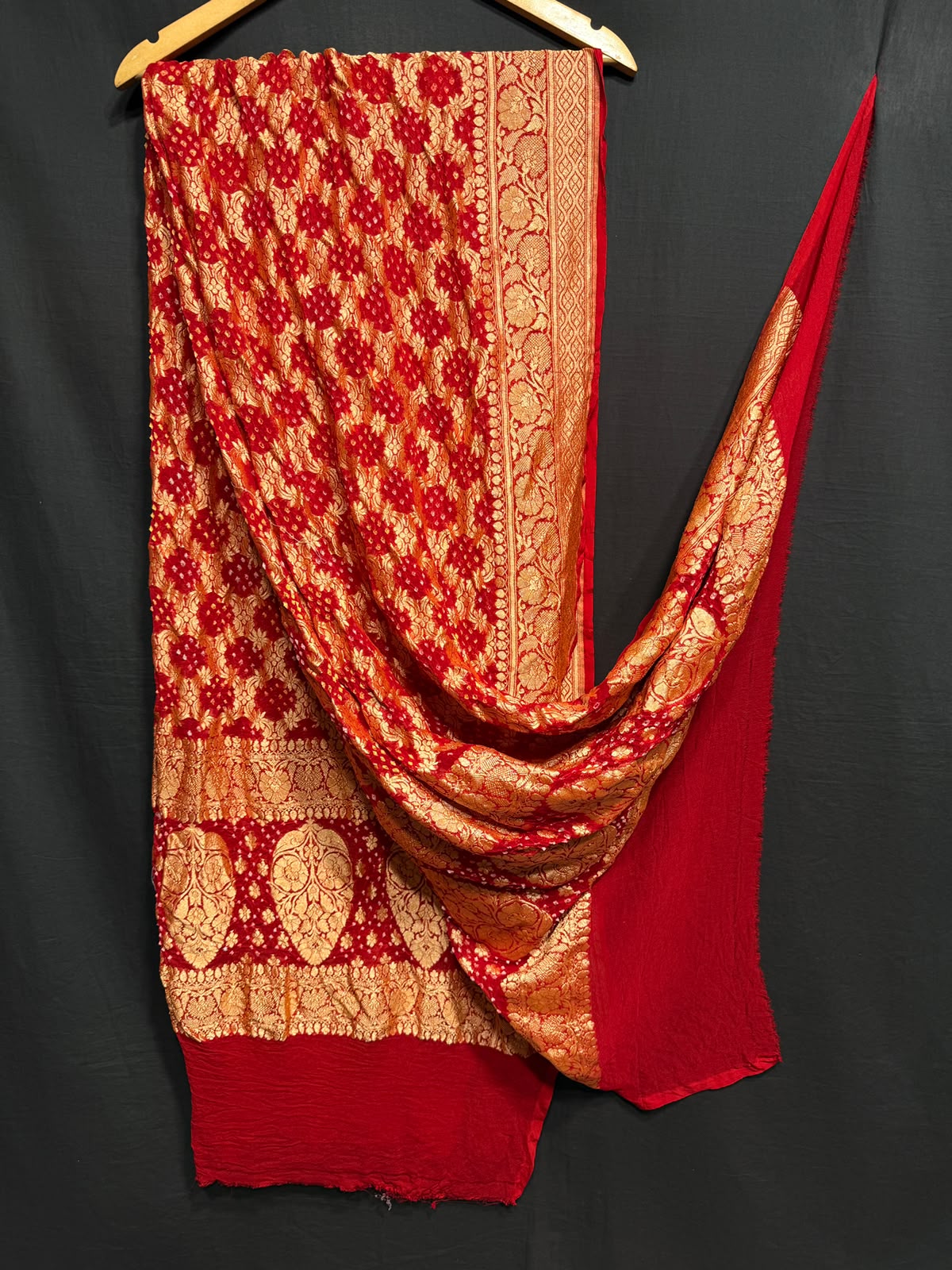 **Nim Zari Bandhej Dupatta**
- **Fabric:** handwoven Georgette
- **Design:** Beautiful Bandhej, Real Nimzari
- **Quality:** Best quality & colour 
- ** colour:** pastel & Dark
**Description:**
- **Length:** 2.50 meters, full length
- **Use:** Dress & Lehenga Choli Dupatta