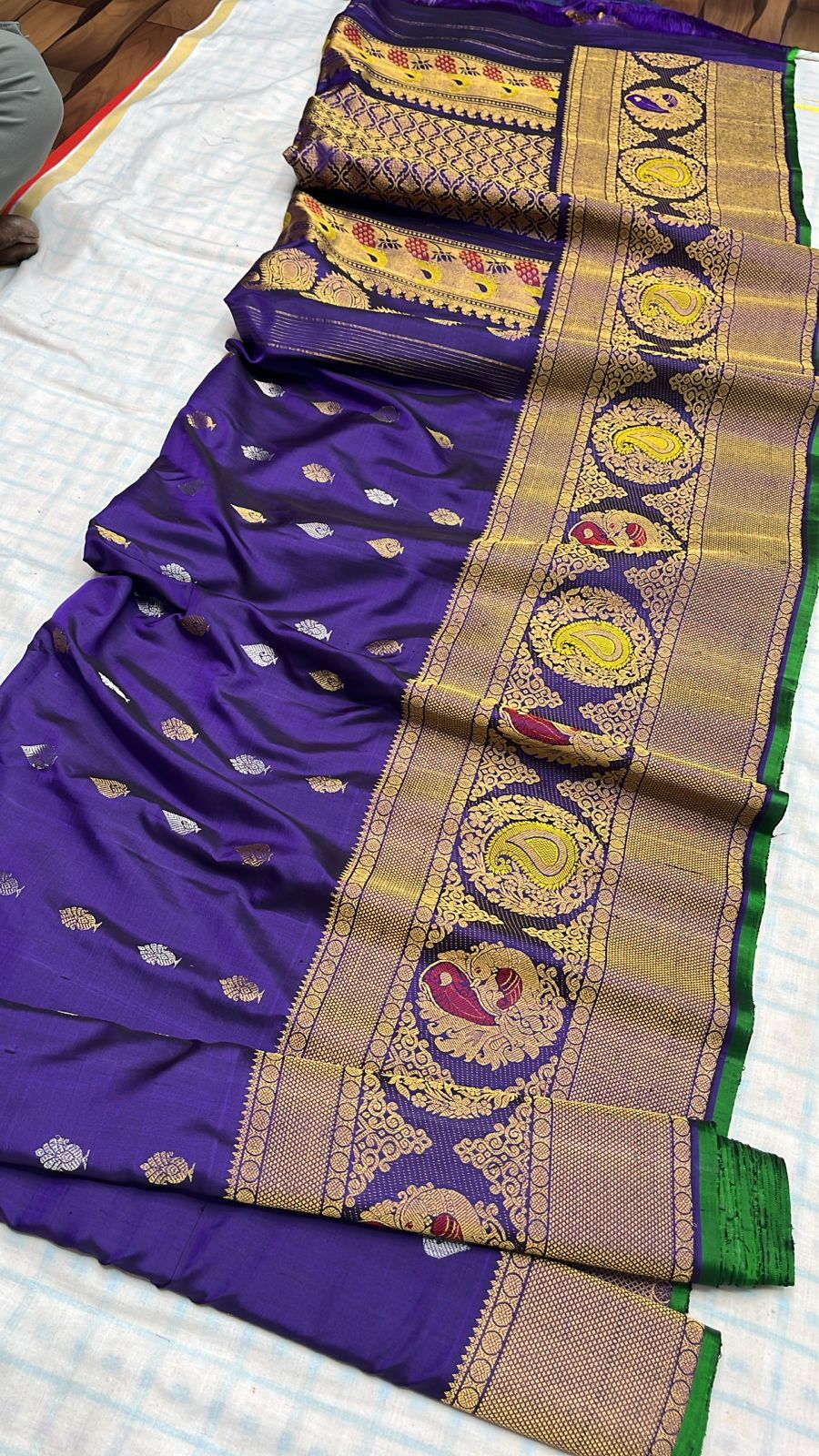 ✨✨Pure Gadwal Traditional Meena Turning Border Pattu Sarees ✨✨

💫💫Perfect for weddings & special occasions💫💫
