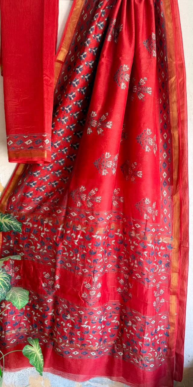 🍁Beautifully Crafted Maheshwari Silk Saree  collection🍁
 Specially Designed in Bagru  jahota rapid dabu hand block print
100% Natural Dye
Fabric : Maheshwari Silk 
Length : 5.5 Meters
Blouse Piece : 0.90 Meter