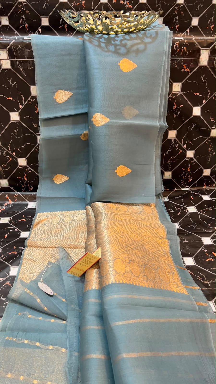 EXCLUSIVE HANDLOOM PURE KORA SILK

• Fancy Kora Silk
• Piping Kanji Border with Antique Zari
• Rich Pallu & Heavy Blouse
• Silk Mark Certified
• Smooth & Soft