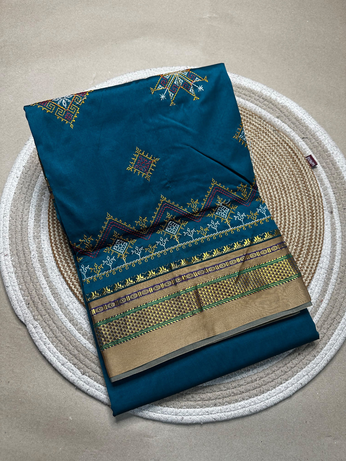 Material - shiny Maserised blended blended silk
Border - chikki paras
Saree Name -ilkal special kasuti saree
Pallu -patti pallu
Blouse -running 
Handloom -no
Saree length- 6.2