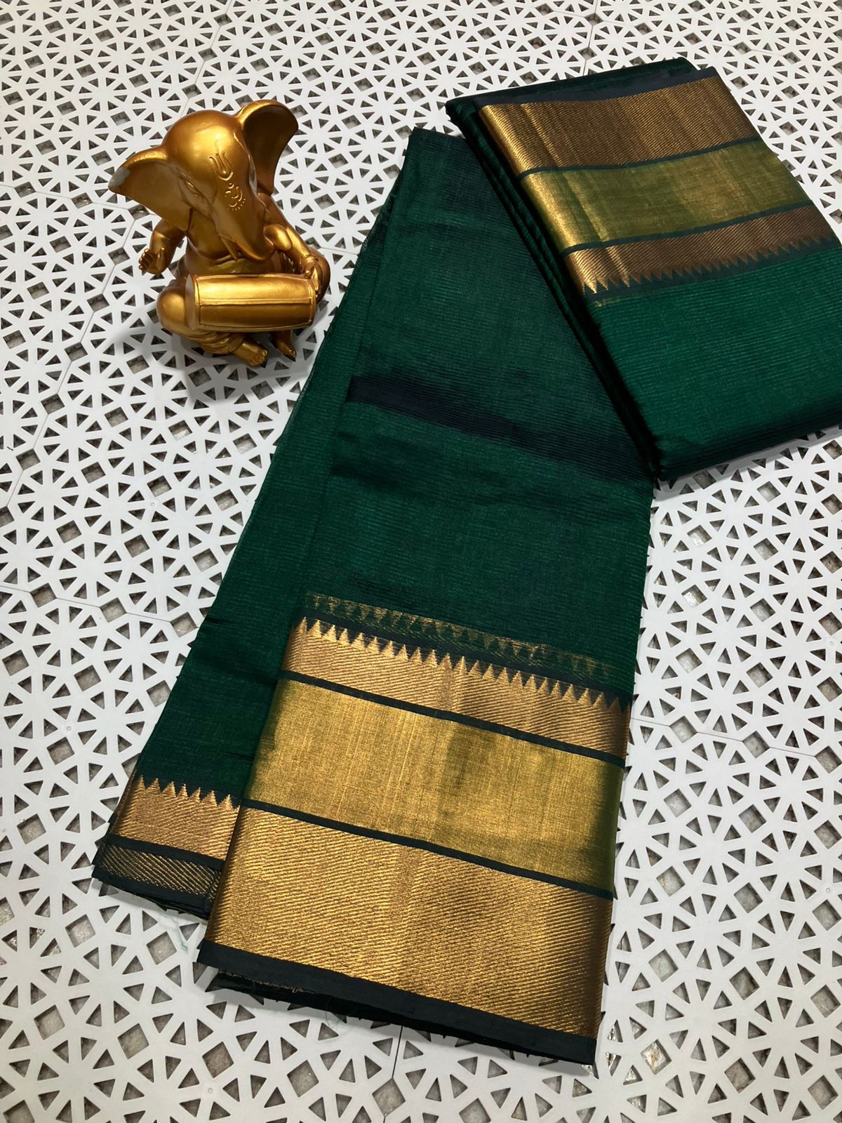 *Material*:Mangalagiri pure pattu by cotton

*Model*:250k jari border plain pure pattu sarees

Running pallu and blouse
