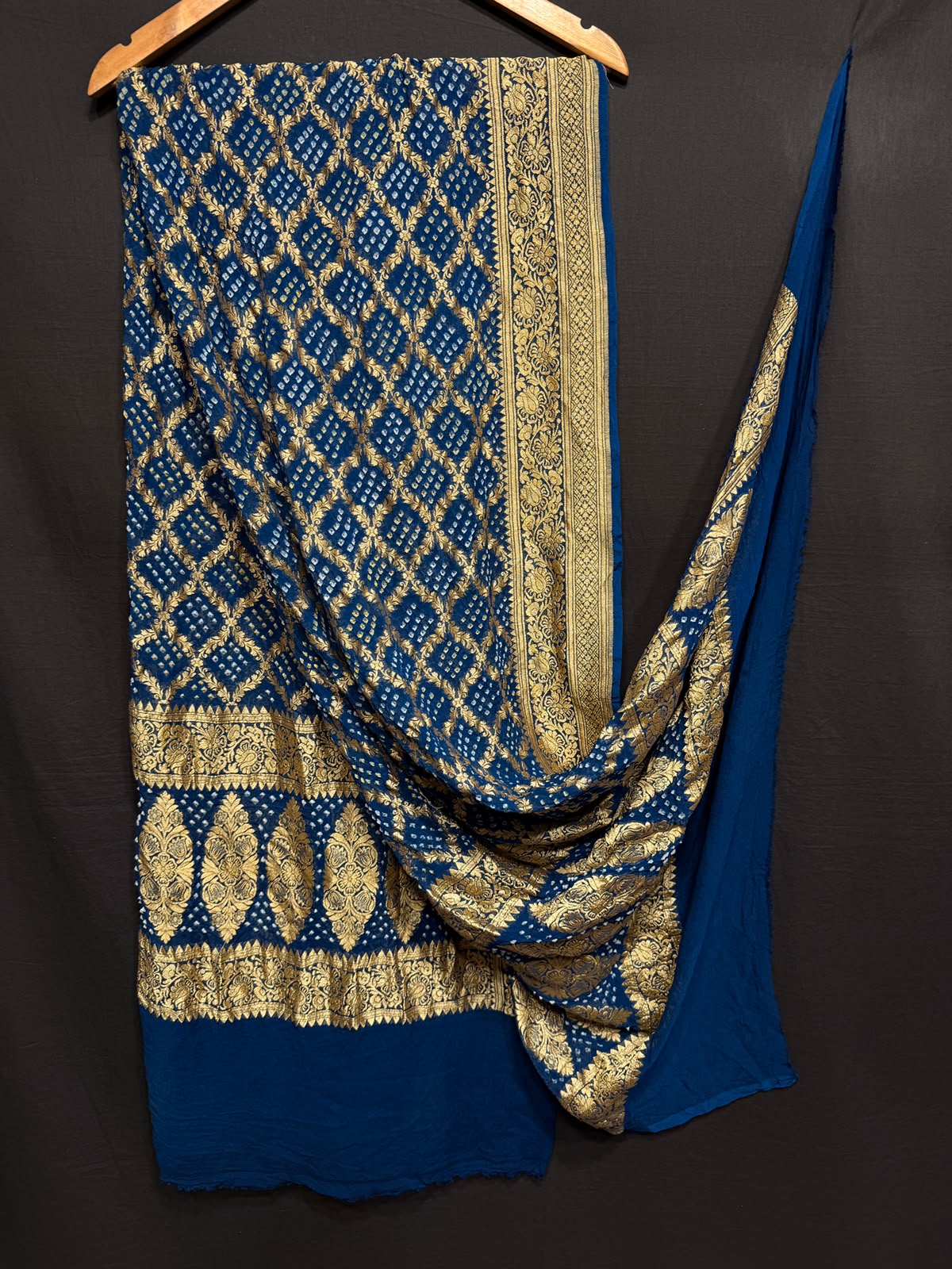 **Nim Zari Bandhej Dupatta**
- **Fabric:** handwoven Georgette
- **Design:** Beautiful Bandhej, Real Nimzari
- **Quality:** Best quality & colour 
- ** colour:** pastel & Dark
**Description:**
- **Length:** 2.50 meters, full length
- **Use:** Dress & Lehenga Choli Dupatta