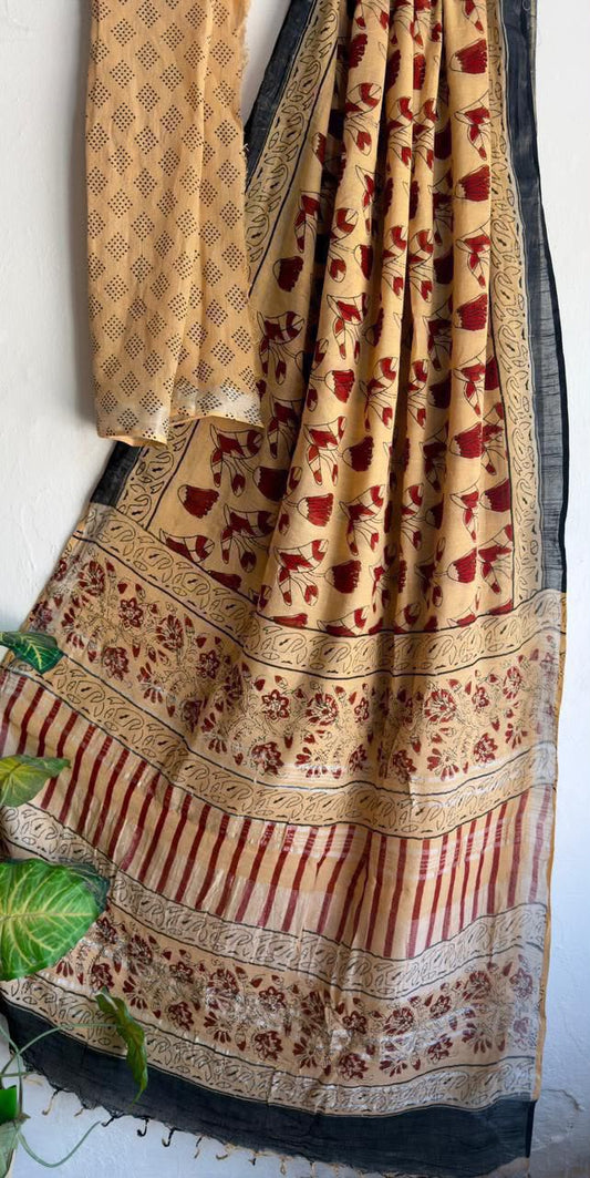 👌🏻Linen collection 👌🏻
.... *Hand* block printed linen saree with blouse.....
Size 6.5 with blouse
Natural dye n colour
 
Pure hand ( without screen print ) 