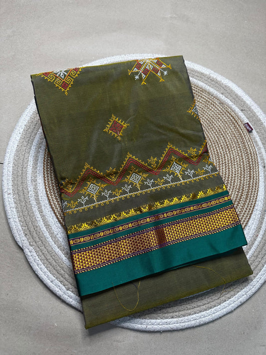 Material - shiny Maserised blended blended silk
Border - chikki paras
Saree Name -ilkal special kasuti saree
Pallu -patti pallu
Blouse -running 
Handloom -no
Saree length- 6.2