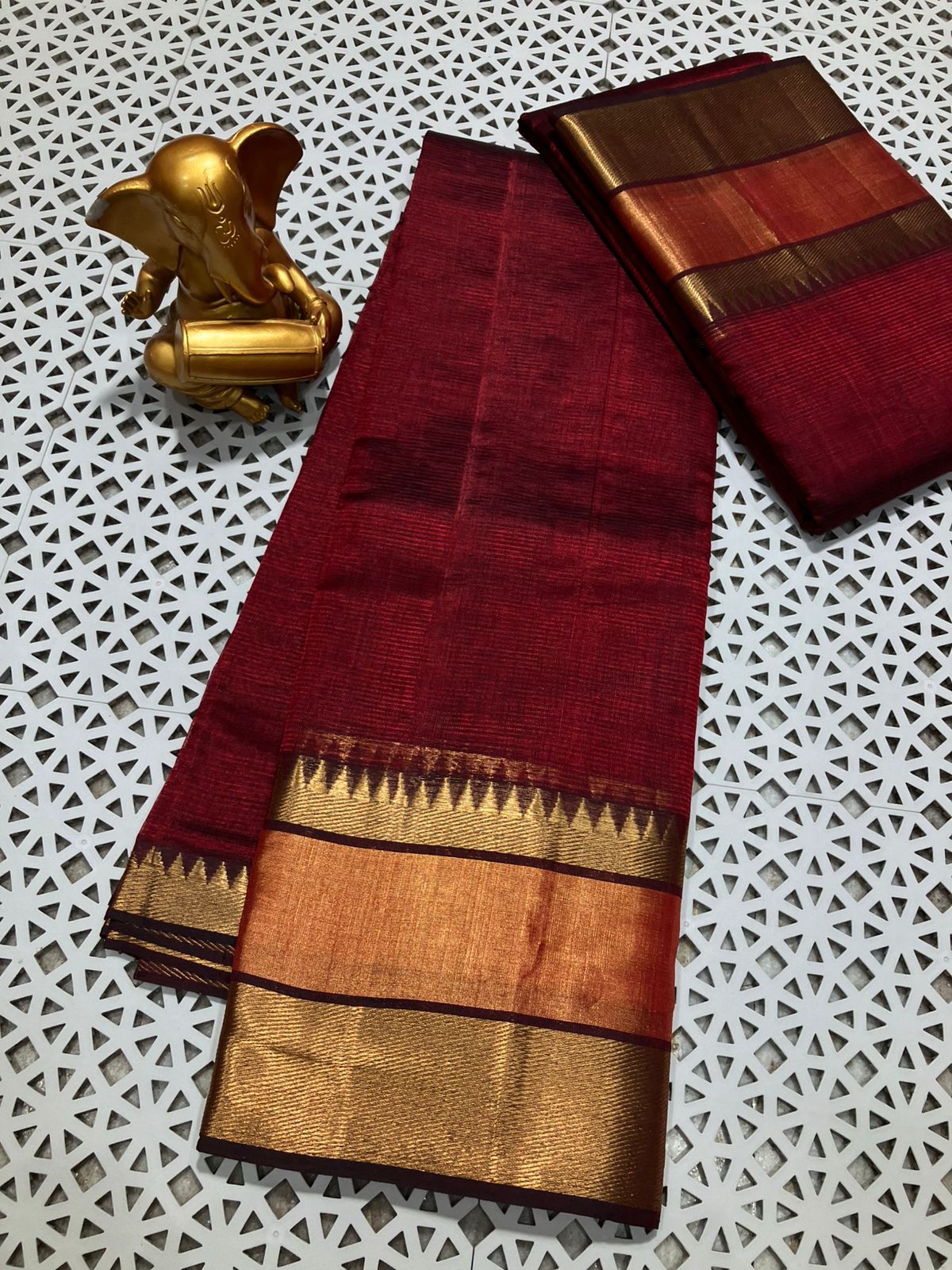 *Material*:Mangalagiri pure pattu by cotton

*Model*:250k jari border plain pure pattu sarees

Running pallu and blouse