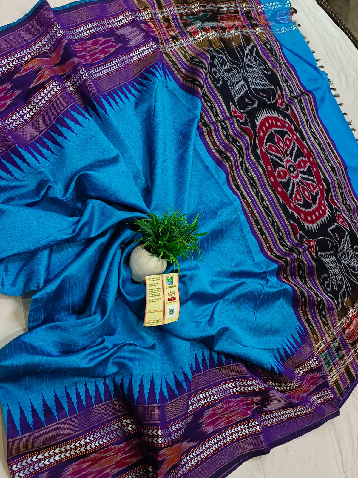 *Pure raw silk handloom Ikkat and vidarbha temple border saree with contrast blouse*
Pure raw silk saree
Silk mark certified
Handloom made
Best quality
Ready to despatch
