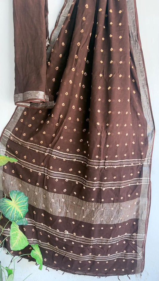 👌🏻Linen collection 👌🏻
.... *Hand* block printed linen saree with blouse.....
Size 6.5 with blouse
Natural dye n colour
 
Pure hand ( without screen print ) 