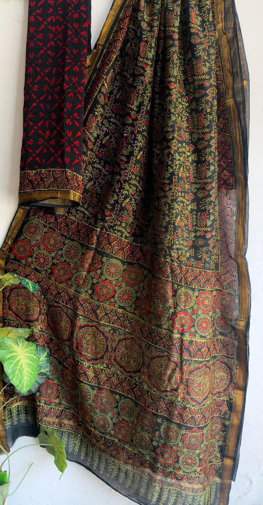🍁Beautifully Crafted Maheshwari Silk Saree  collection🍁
 Specially Designed in Bagru  jahota rapid dabu hand block print
100% Natural Dye
Fabric : Maheshwari Silk 
Length : 5.5 Meters
Blouse Piece : 0.90 Meter