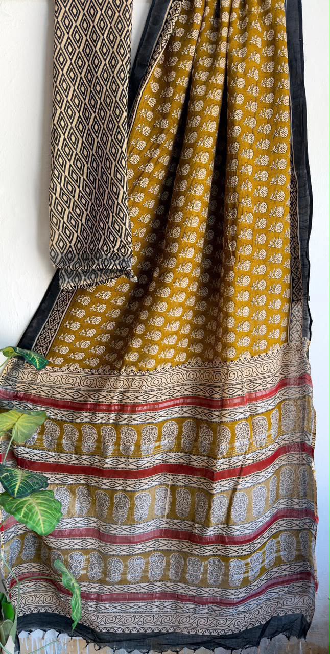 👌🏻Linen collection 👌🏻
.... *Hand* block printed linen saree with blouse.....
Size 6.5 with blouse
Natural dye n colour
 
Pure hand ( without screen print ) 