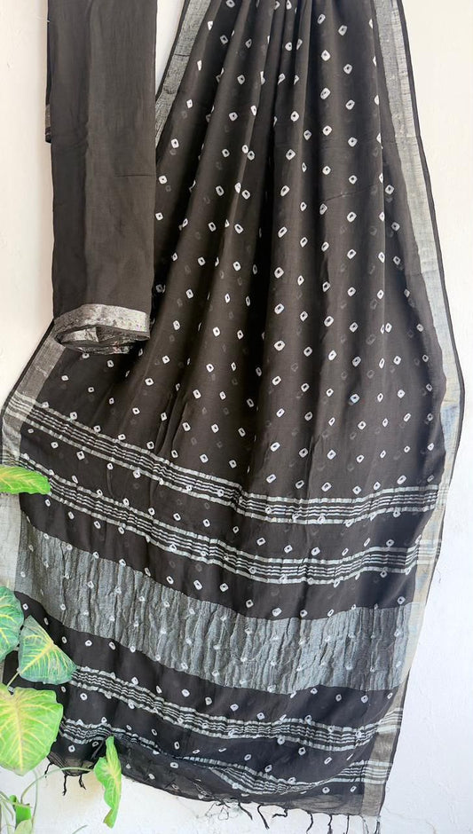 👌🏻Linen collection 👌🏻
.... *Hand* block printed linen saree with blouse.....
Size 6.5 with blouse
Natural dye n colour
 
Pure hand ( without screen print ) 