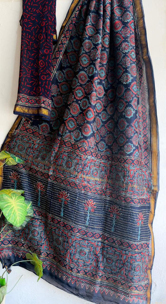 🍁Beautifully Crafted Maheshwari Silk Saree  collection🍁
 Specially Designed in Bagru  jahota rapid dabu hand block print
100% Natural Dye
Fabric : Maheshwari Silk 
Length : 5.5 Meters
Blouse Piece : 0.90 Meter