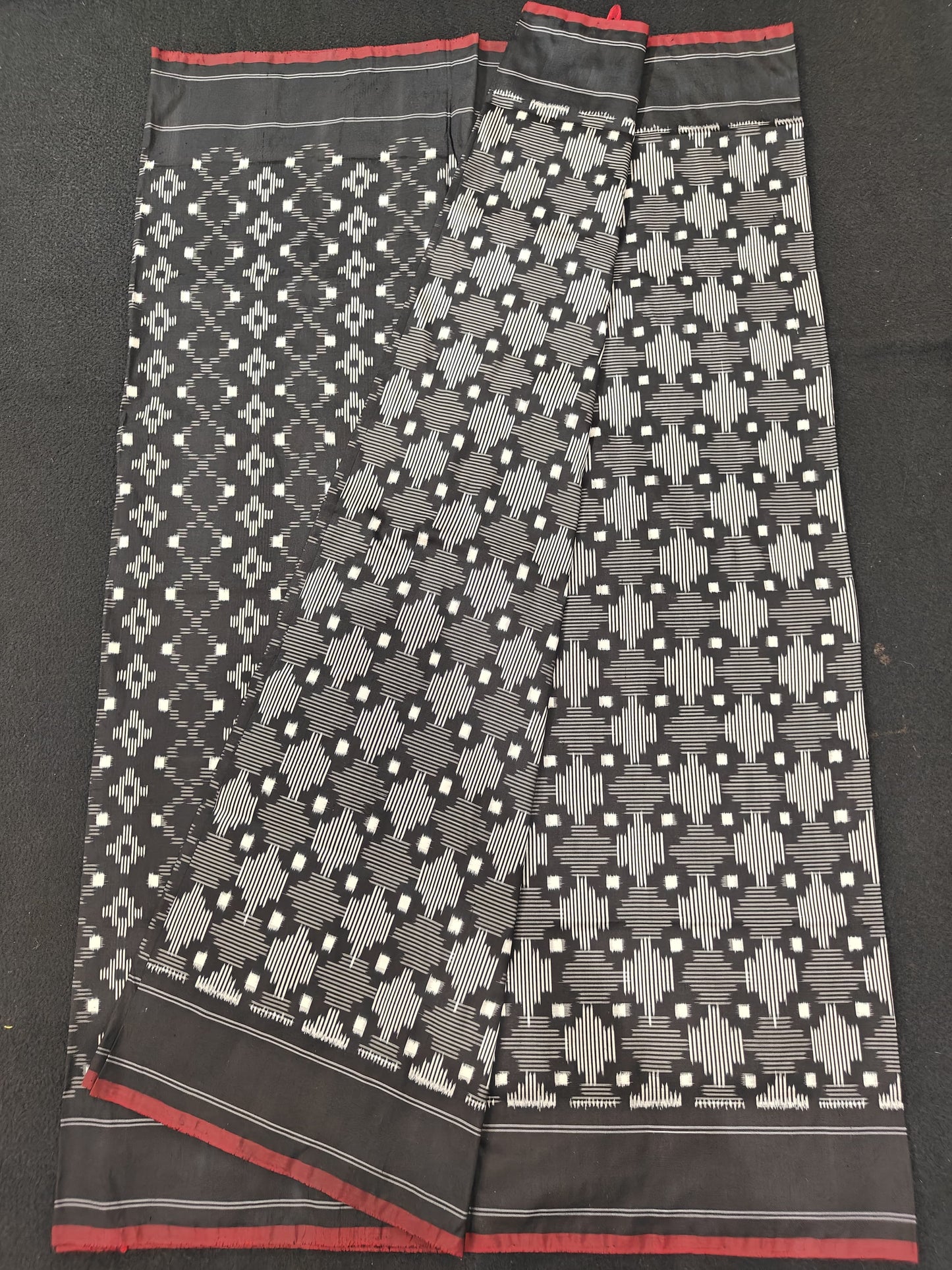 Trilakshmi | Pure silk Telia Rumal Sarees