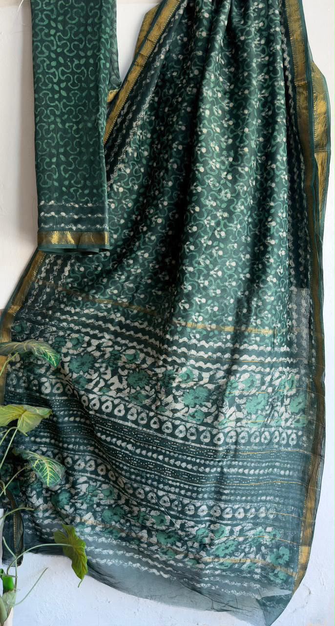 🍁Beautifully Crafted Maheshwari Silk Saree  collection🍁
 Specially Designed in Bagru  jahota rapid dabu hand block print
100% Natural Dye
Fabric : Maheshwari Silk 
Length : 5.5 Meters
Blouse Piece : 0.90 Meter