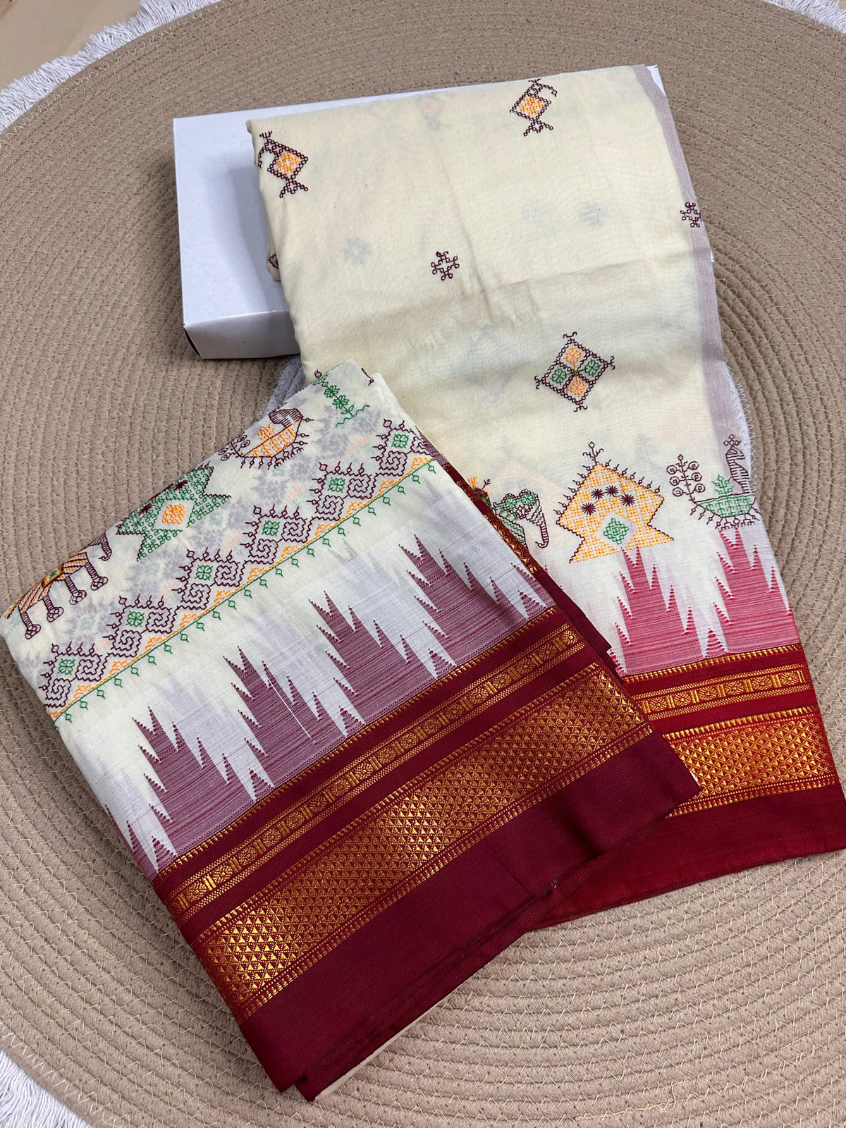 Material - Maserised cotton 
Border - Temple border, Chikki Paras
Saree Name -Tana warpa kasuti saree 
Pallu -Ilkal pallu
Blouse -contrast
Handloom -no
Saree length- 6.2