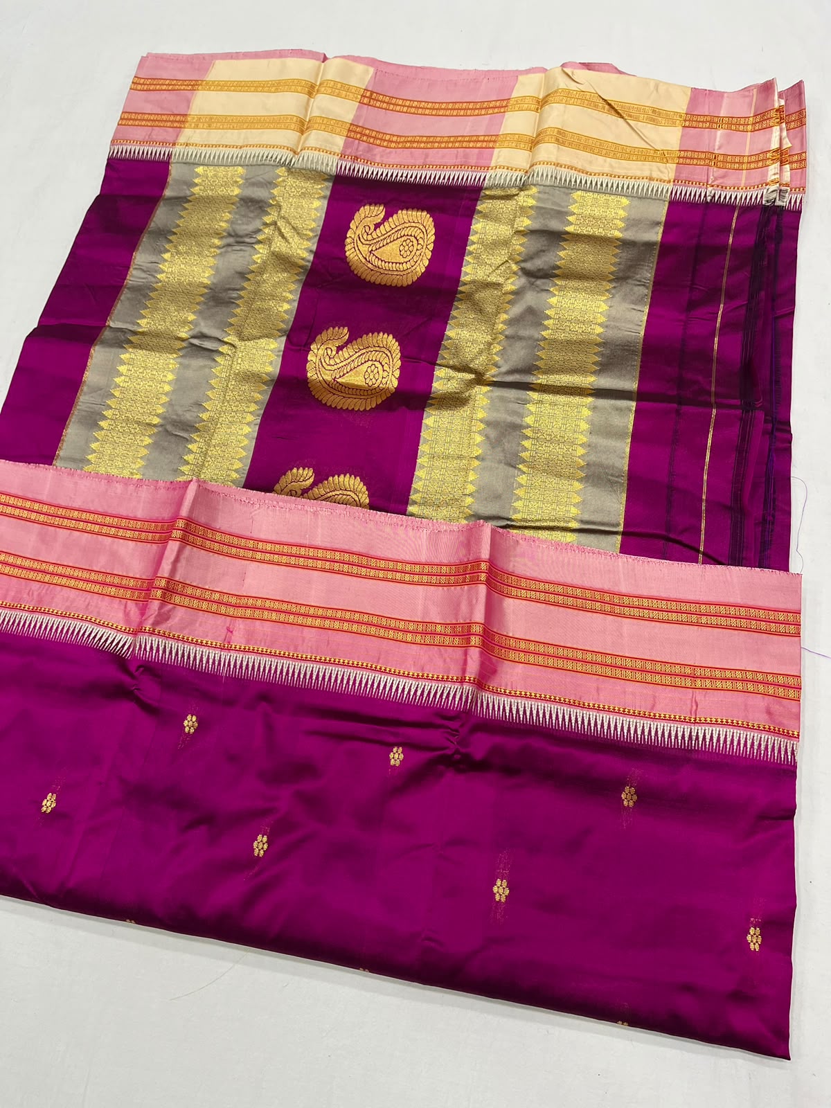 *Narayanpeth silk saree*
Running blouse 
Shoulder butti 
Pure silk
*Price: 6300/- + ship*