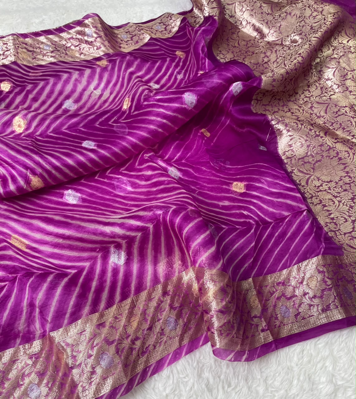 Pure Banarasi Kora Organza Arashi Dyed Saree ✨
Elegant handloom Kora silk with unique 
Arashi Shibori-inspired patterns. Lightweight, graceful & exclusive.