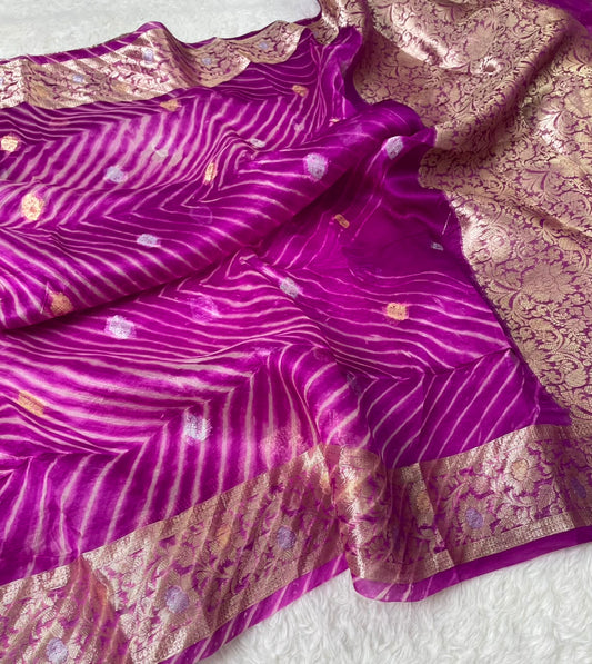 Pure Banarasi Kora Organza Arashi Dyed Saree ✨
Elegant handloom Kora silk with unique 
Arashi Shibori-inspired patterns. Lightweight, graceful & exclusive.