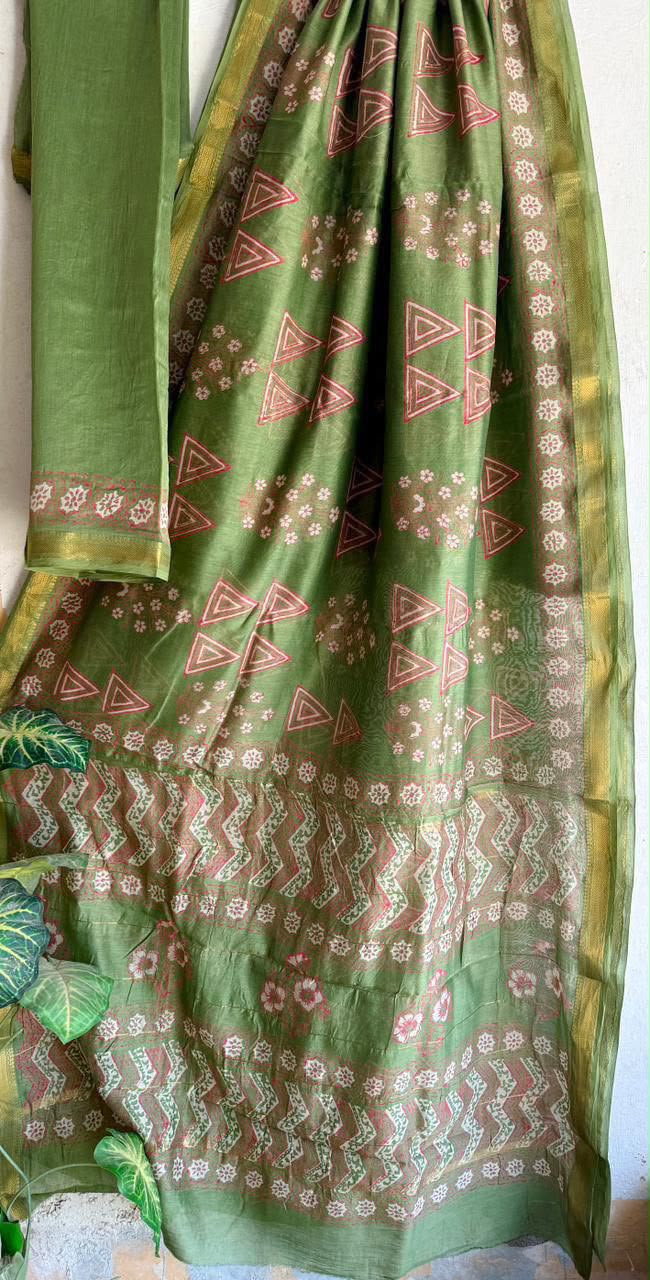 🍁Beautifully Crafted Maheshwari Silk Saree  collection🍁
 Specially Designed in Bagru  jahota rapid dabu hand block print
100% Natural Dye
Fabric : Maheshwari Silk 
Length : 5.5 Meters
Blouse Piece : 0.90 Meter