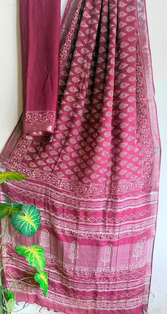👌🏻Linen collection 👌🏻
.... *Hand* block printed linen saree with blouse.....
Size 6.5 with blouse
Natural dye n colour
 
Pure hand ( without screen print ) 